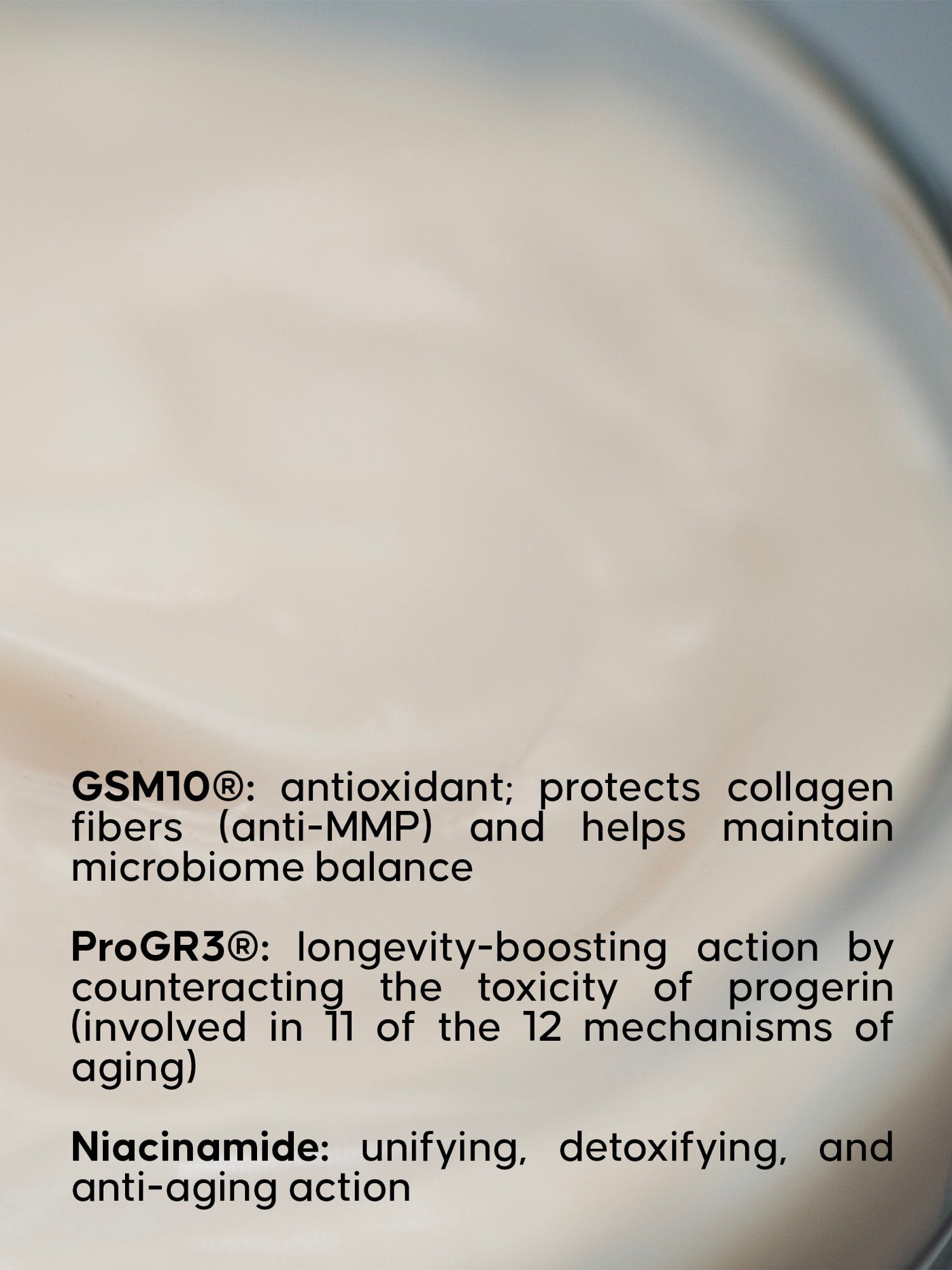 Tekst met details over de functies van GSM10, ProGR3 en Niacinamide op een onscherpe achtergrond 