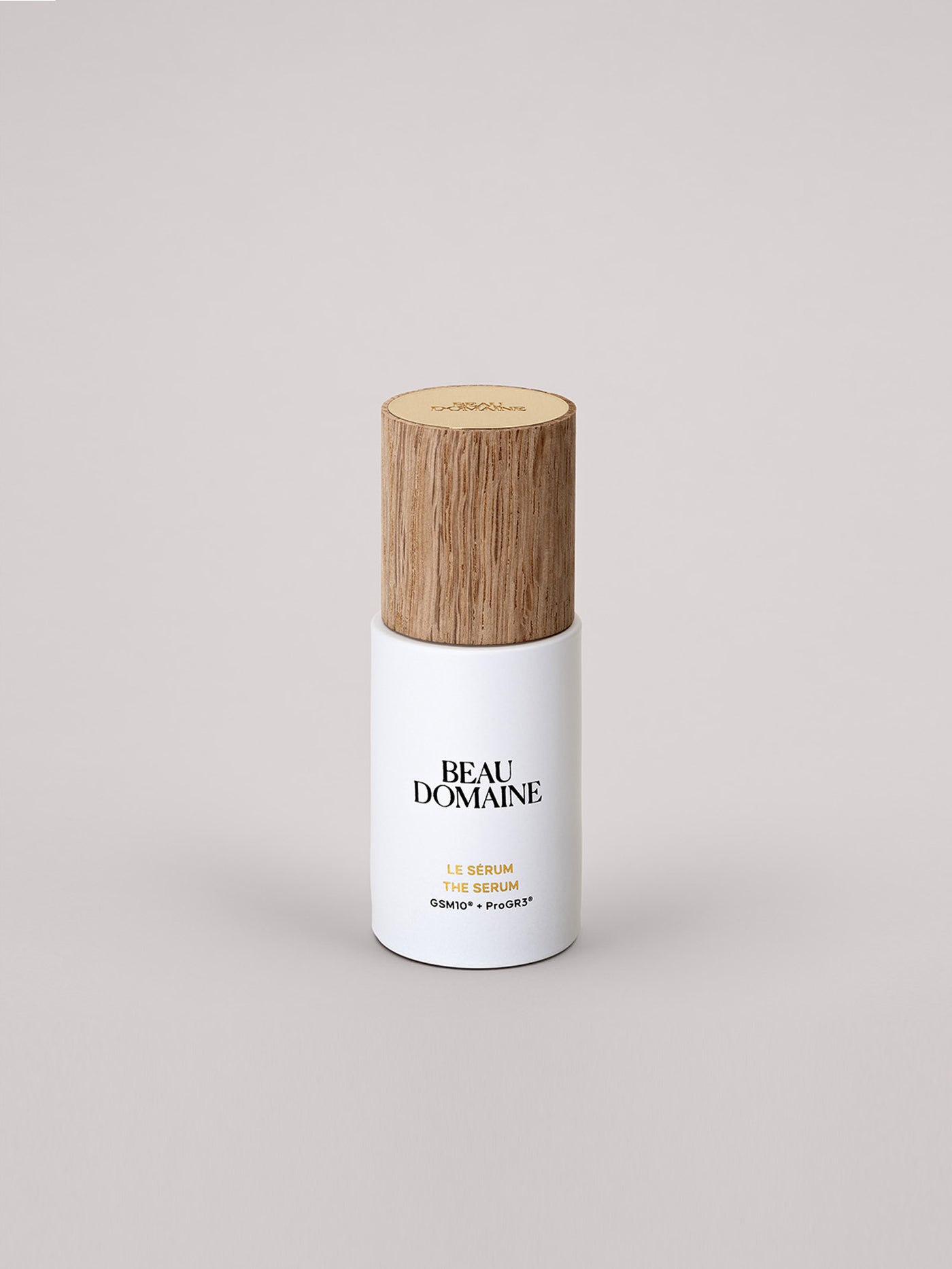 Witte fles met houten dop op een lichtgrijze achtergrond.